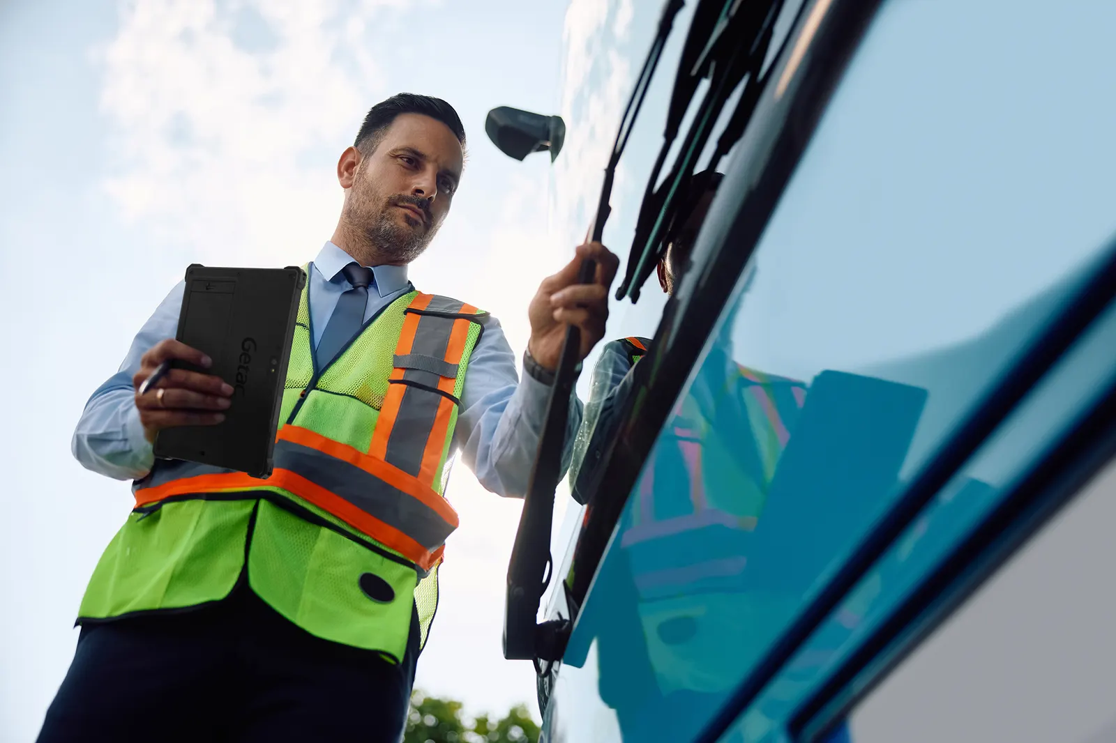 Tabletă Getac ZX80W folosită în logistică